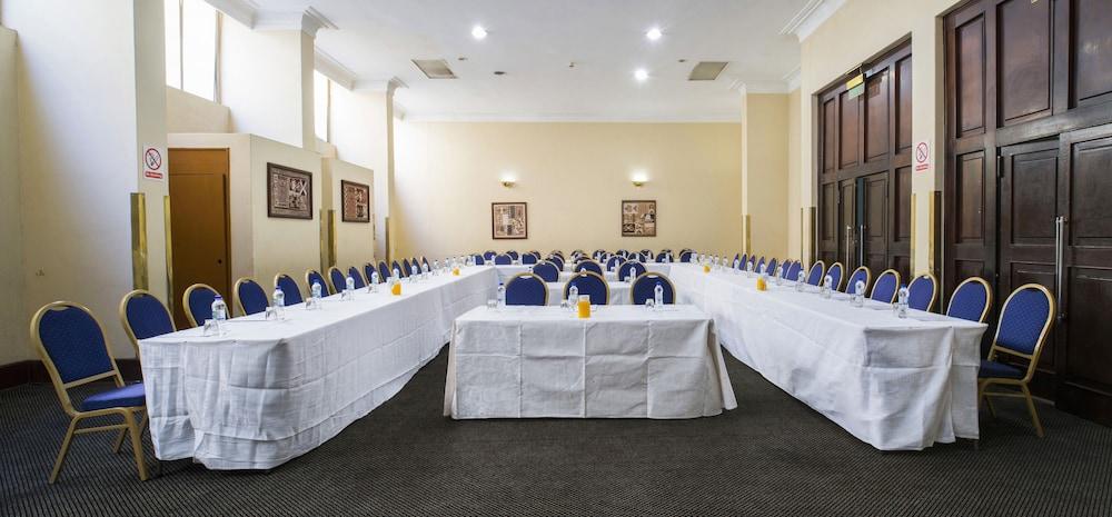 New Ambassador Hotel Harare Exteriör bild