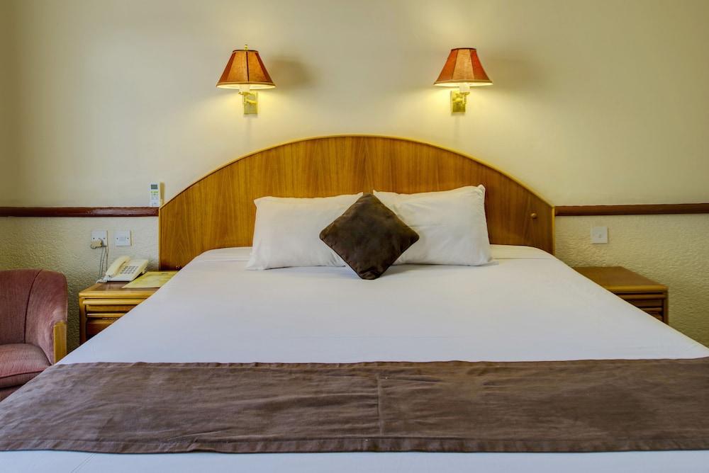 New Ambassador Hotel Harare Exteriör bild