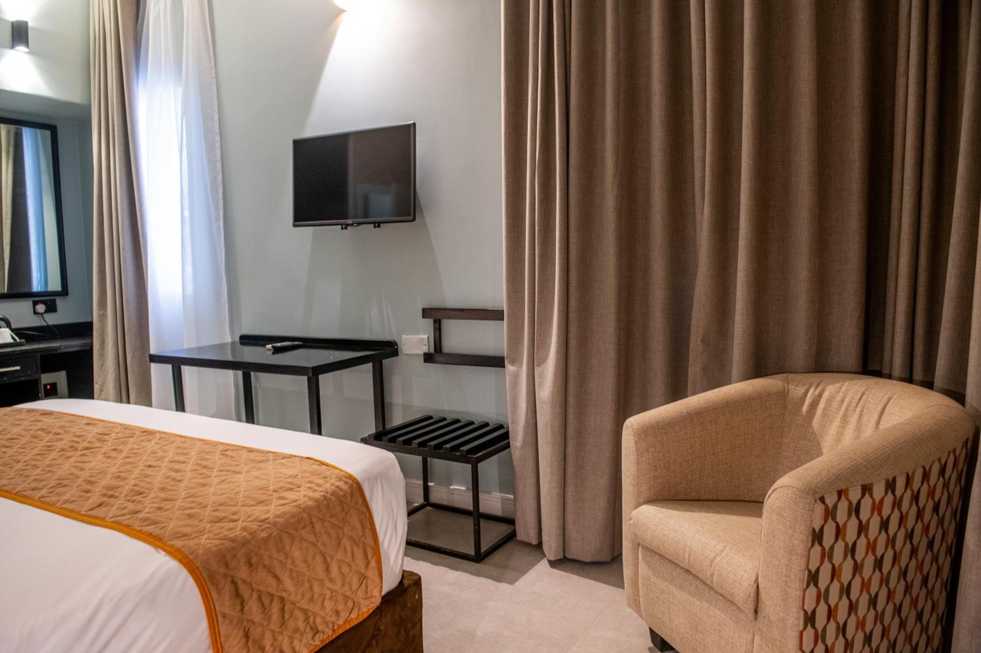New Ambassador Hotel Harare Exteriör bild