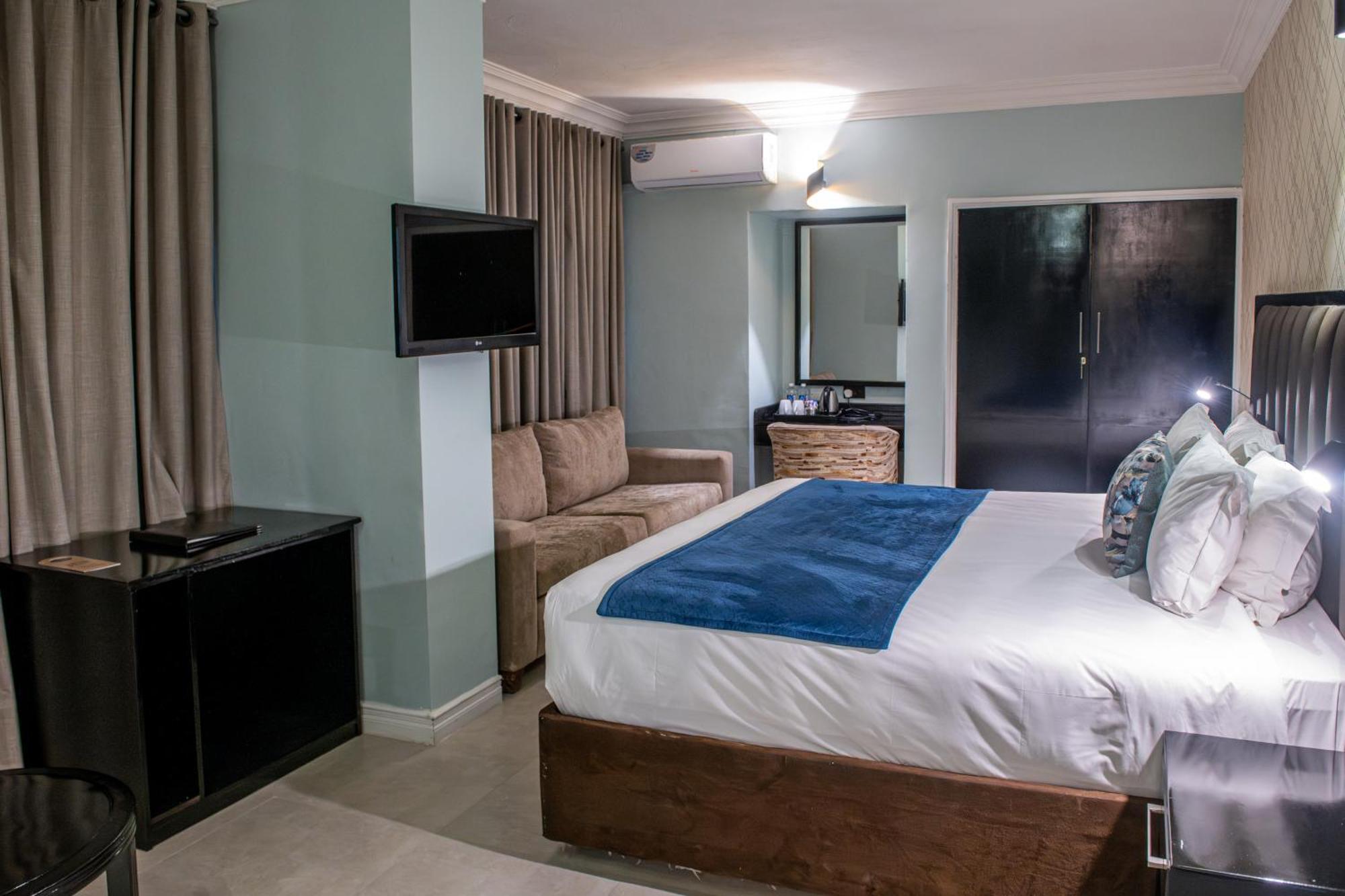 New Ambassador Hotel Harare Exteriör bild