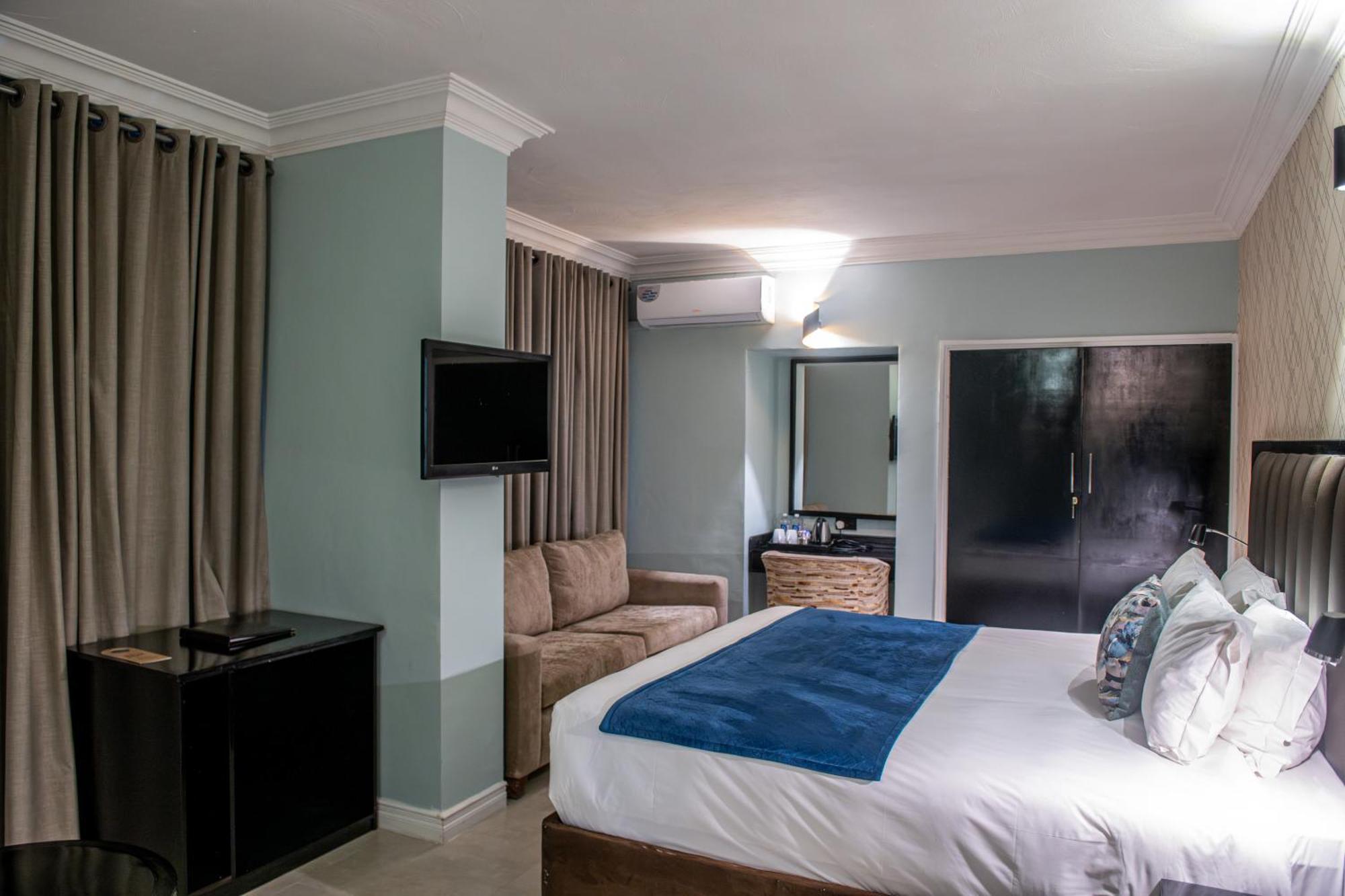 New Ambassador Hotel Harare Exteriör bild