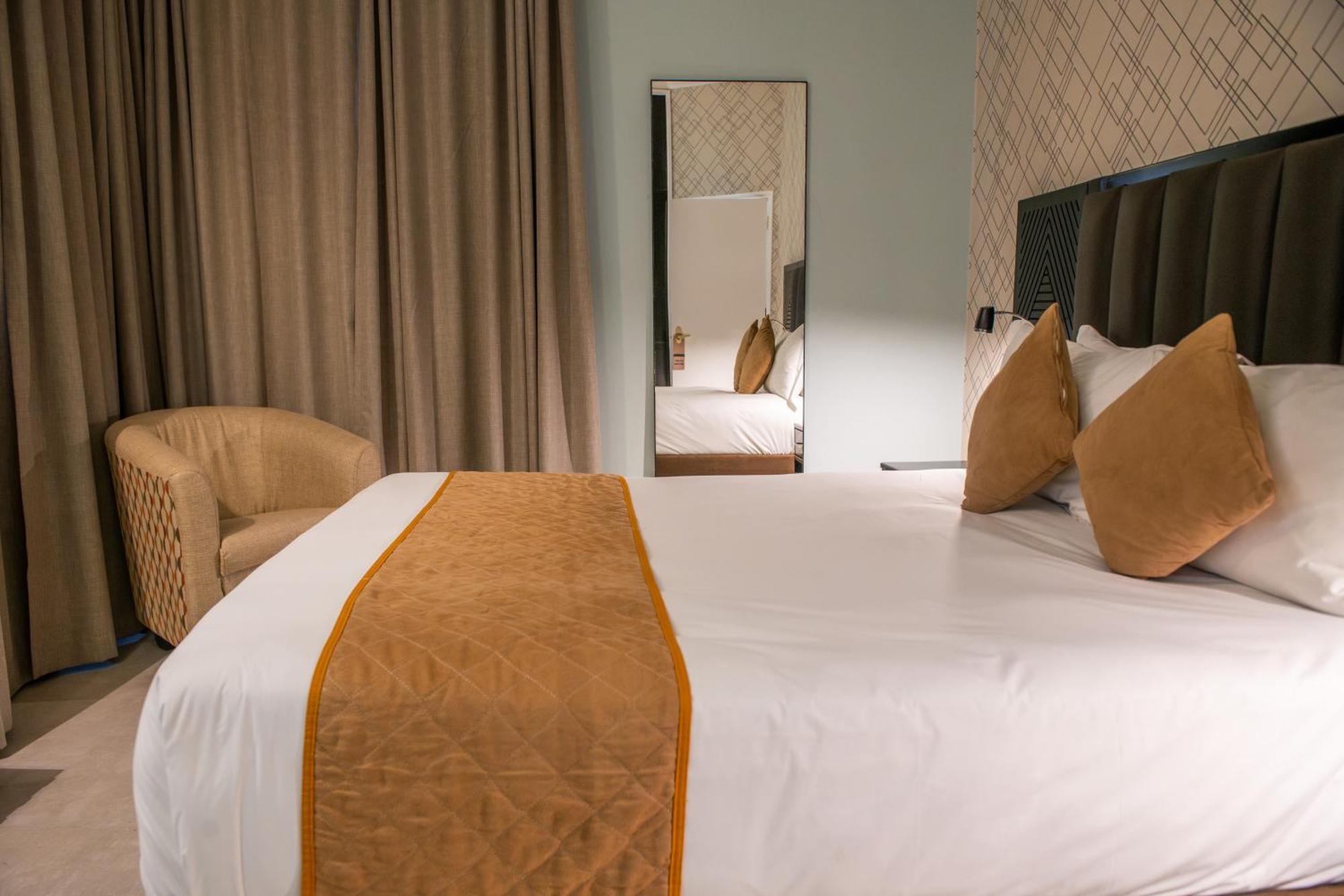 New Ambassador Hotel Harare Exteriör bild