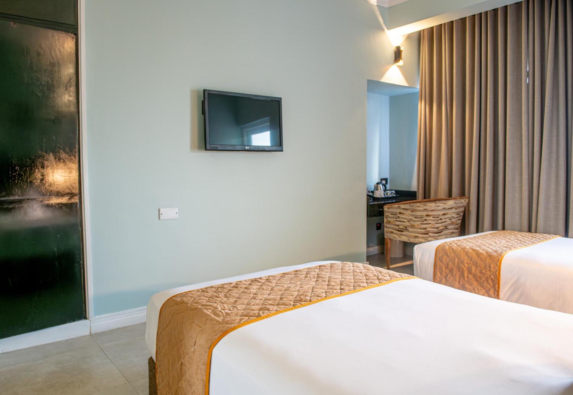 New Ambassador Hotel Harare Exteriör bild