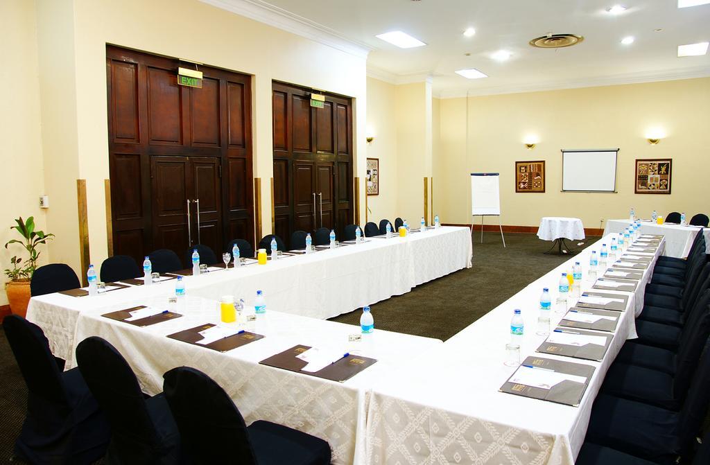 New Ambassador Hotel Harare Exteriör bild