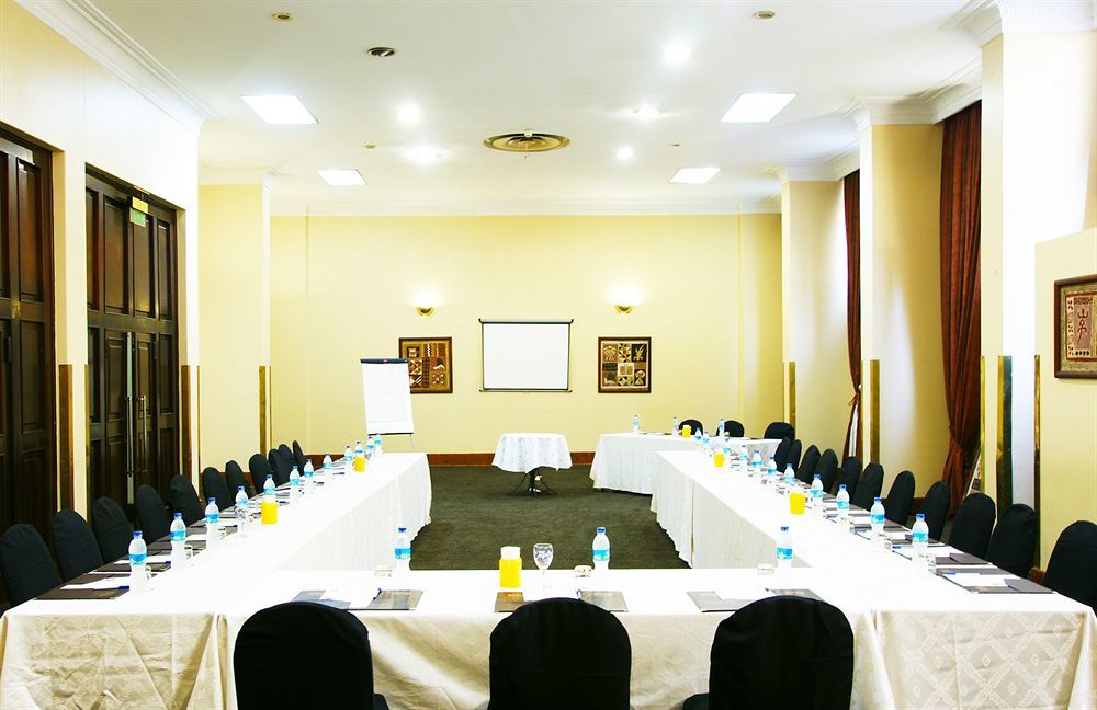 New Ambassador Hotel Harare Exteriör bild